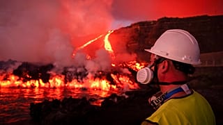 Un operario contempla una colada del volcán de Cumbre Vieja el pasado 11 de noviembre