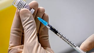 Un vaccin BioNTech contre le Covid-19 est préparé dans un centre de vaccination à Francfort, Allemagne, 11 novembre 2021