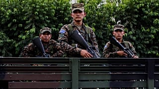 Soldados de la reserva se suben a un camión durante una presentación a la prensa, 14/6/2016, San Salvador, El Salvador