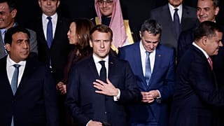 الرئيس الفرنسي إيمانويل ماكرون وإلى يمينه رئيس المجلس الرئاسي الليبي محمد يونس المنفي