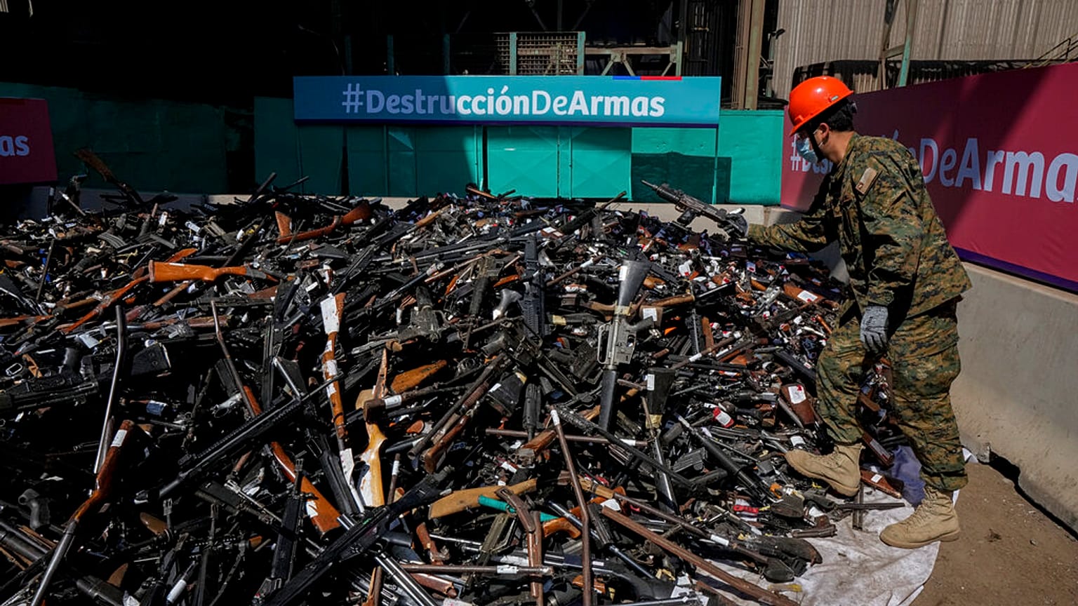 Armas incautadas o entregadas voluntariamente antes de ser destruidas en una fundición de Santiago de Chile (Chile).
