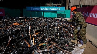 Armas incautadas o entregadas voluntariamente antes de ser destruidas en una fundición de Santiago de Chile (Chile).
