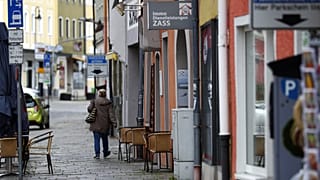 Una mujer camina por las calles vacías en Baviera. 