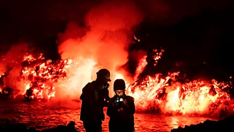Flammendes Inferno auf La Palma durch den Ausbruch des Vulkans Cumbre Vieja
