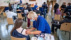 Norveç'te Covid-19 salgınına karşı 3. doz önerildi