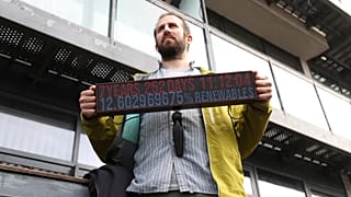 Elinde iklim saati tutan bir gösterici