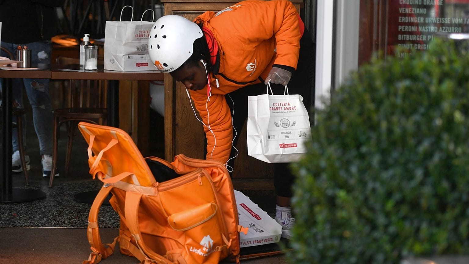 Germany's delivery riders should be provided the basic tools for their job, a court ruled this week