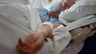 Un paciente respira a través de una máscara de oxígeno en la sección COVID-19 del hospital del Centro Clínico Universitario en Banja Luka, Bosnia.