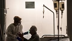 Une salle d'attente convertie en unité Covid dans un hôpital de Bucarest, Roumanie, le 8 novembre 2021