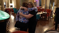 Mujeres denunciantes se abrazan