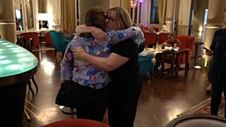 Mujeres denunciantes se abrazan