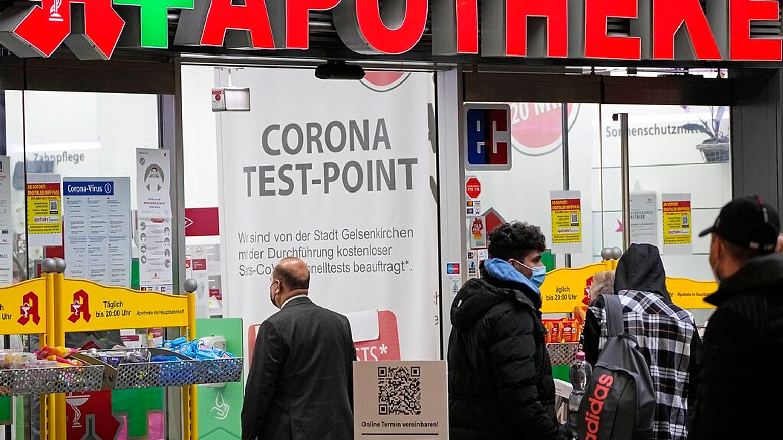 Andrang vor einer Apotheke in Gelsenkirchen. Ab heute sind Schnelltests wieder kostenlos