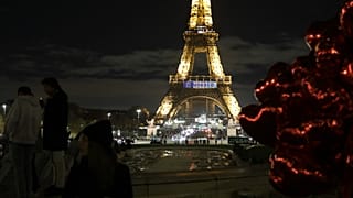 برج إيفل يحمل شعار اليونسكو للاحتفال بالذكرى السنوية الـ 75 لمنظمة الأمم المتحدة للتربية والعلم والثقافة (اليونسكو) في باريس. 11/12/ 2021.