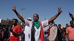 متظاهرون سودانيون مناهضون للانقلاب يلوحون بالعلم الوطني وهم يتجمعون في أحد شوارع العاصمة الخرطوم. 2021/11/13