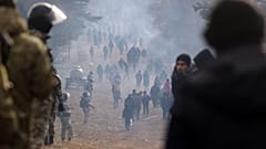 پلیس بلاروس بر روند عبور مهاجران به سوی مرزهای لهستان نظارت می‌کند