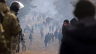 پلیس بلاروس بر روند عبور مهاجران به سوی مرزهای لهستان نظارت می‌کند