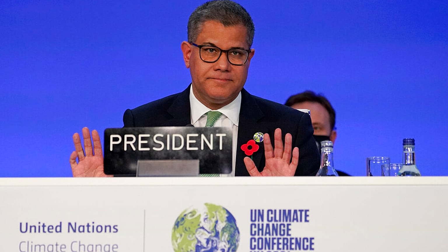 El presidente de la COP26 pide disculpas con la voz entrecortada por la emoción