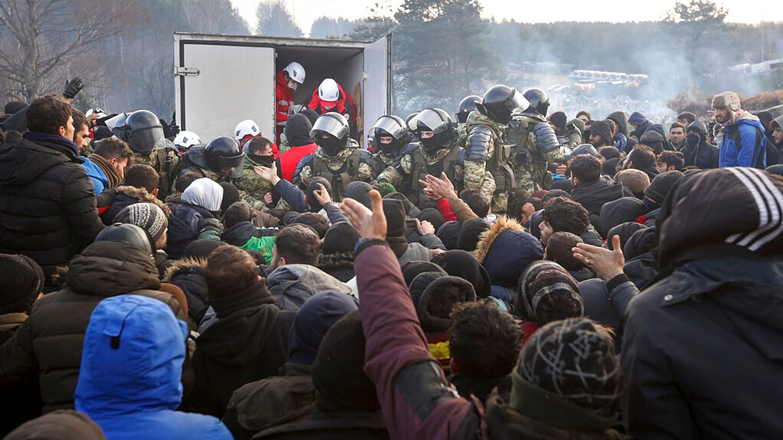 Miles de migrantes piden ayuda en la frontera entre Bielorrusia y Polonia