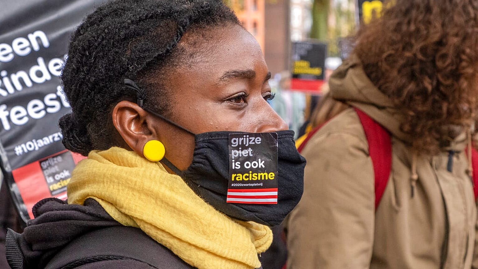 Participante en la manifestación en Breda contra Black Pete
