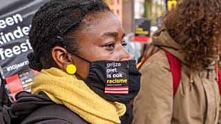 Participante en la manifestación en Breda contra Black Pete