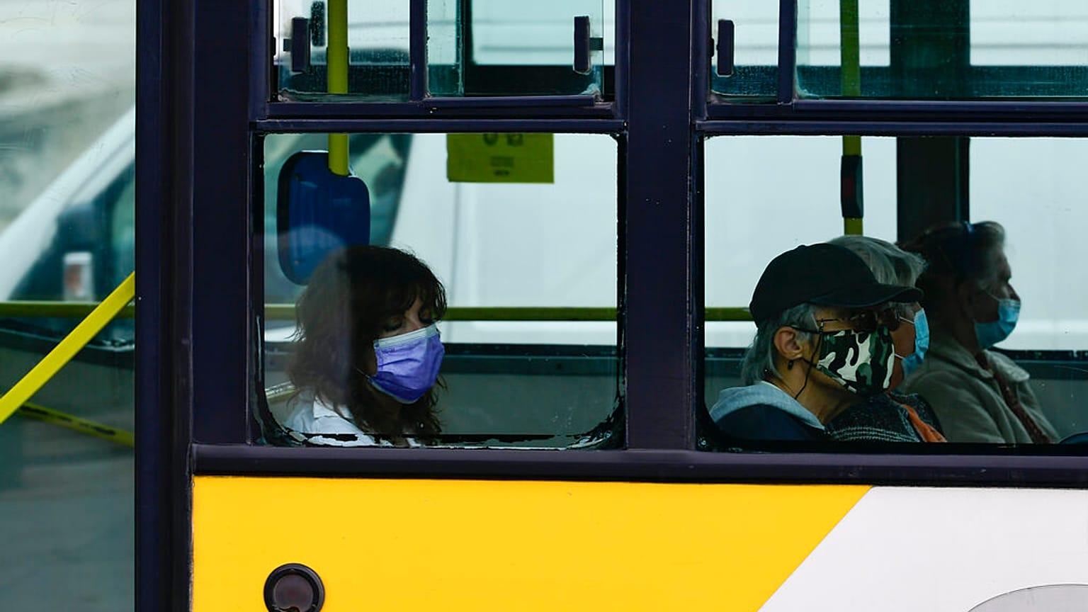 Επιβάτες λεωφορείου στην Αθήνα