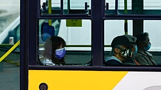 Επιβάτες λεωφορείου στην Αθήνα