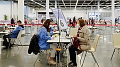 Avusturya'nın başkenti Viyana'da Covid-19 aşısı öncesi işlemlerini tamamlayan bir vatandaş 