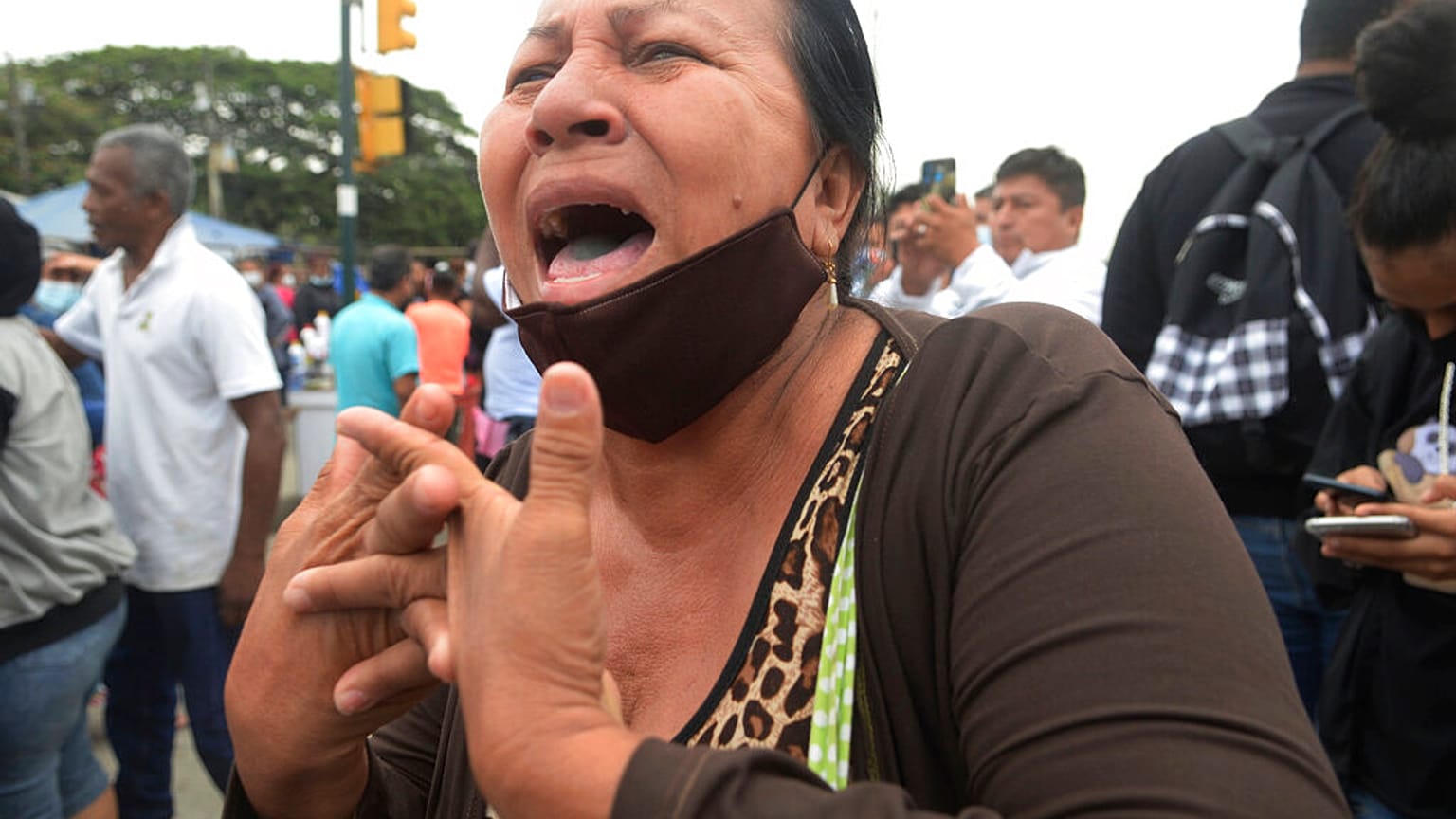 Familiar llora ante la prisión de Guayaquil