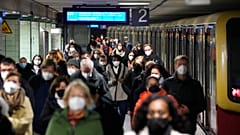 Die Berliner Station Brandenburger Tor am vergangenen Freitag. Die Maskenpflicht wirkt 