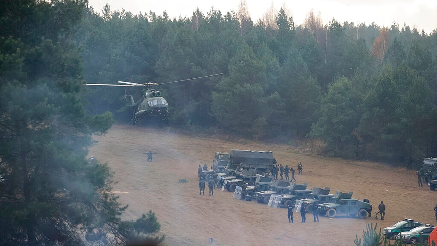 Ein polnischer Militärhubschrauber landet am 12. November an der Grenze zu Belarus