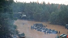 Ein polnischer Militärhubschrauber landet am 12. November an der Grenze zu Belarus