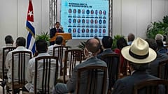 El ministro de Exteriores cubano, Bruno Rodríguez, se dirige a diplomáticos extranjeros
