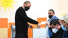 Ein orthodoxer Priester gibt seine Stimmzettel in Bankya ab, einem Vorort von Sofia