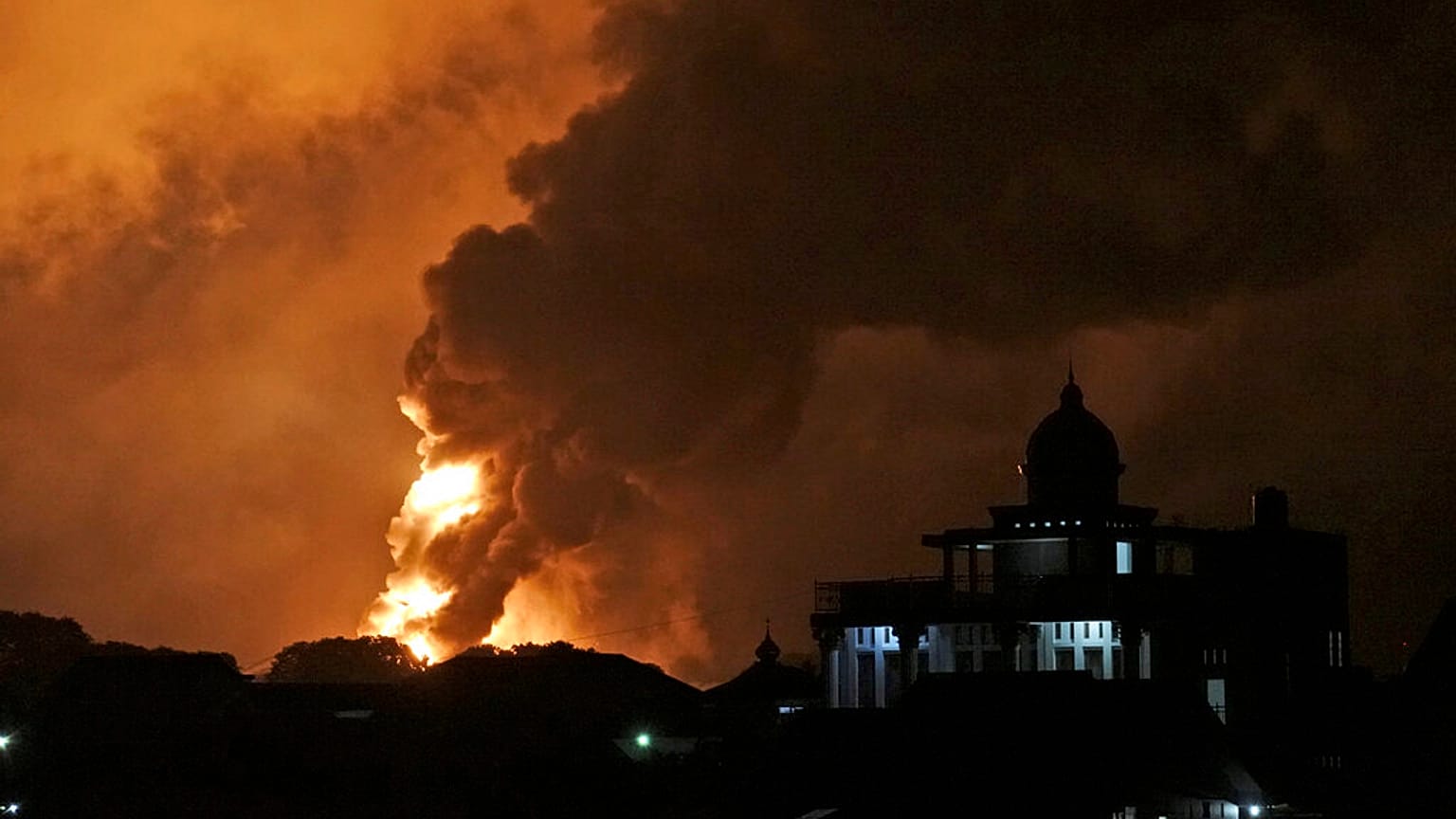 Der Feuerball war bis in die nahegelegene Hauptstadt Jakarta zu sehen