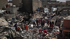Irak'ın Musul kenti. 2017 yılına ait bu görselde arama kurtarma ekipleri, güvenlik güçleri ile IŞİD arasında çıkan çatışmalarda hayatını kaybeden sivil kayıpları arıyor