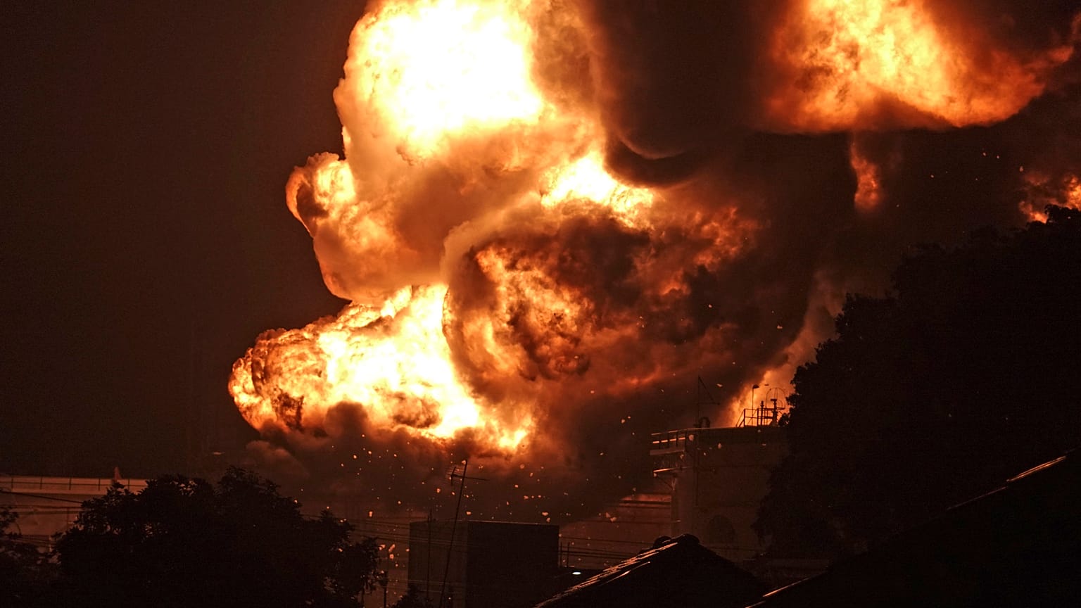 Incendio en una refinería indonesia