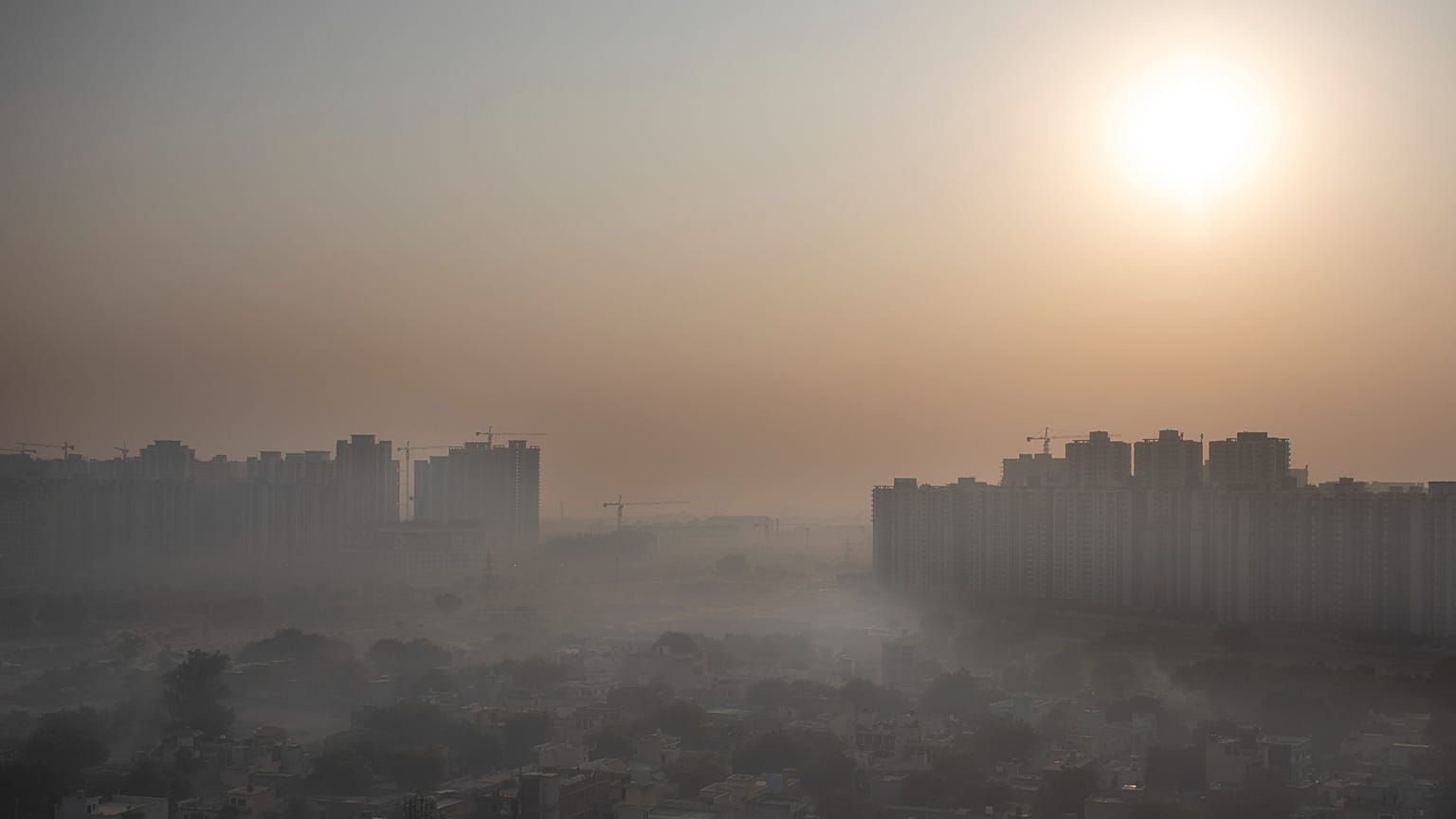 Hajnali köd és szmog Új-Delhi felett (illusztráció)