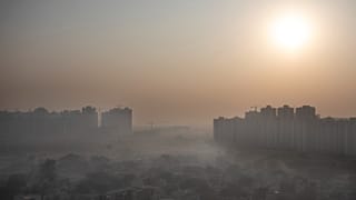 Hajnali köd és szmog Új-Delhi felett (illusztráció)