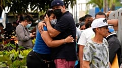Des familles s’enlacent devant la morgue dans l'attente de nouvelles de leurs proches détenus au pénitencier de Guayaquil, en Équateur, dimanche 14 novembre 2021.