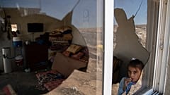 فتاة فلسطينية تظهر من نافذة منزل عائلتها المحطمة جراء هجوم مستوطنين، في قرية المفجرة قرب الخليل. 2021/09/30