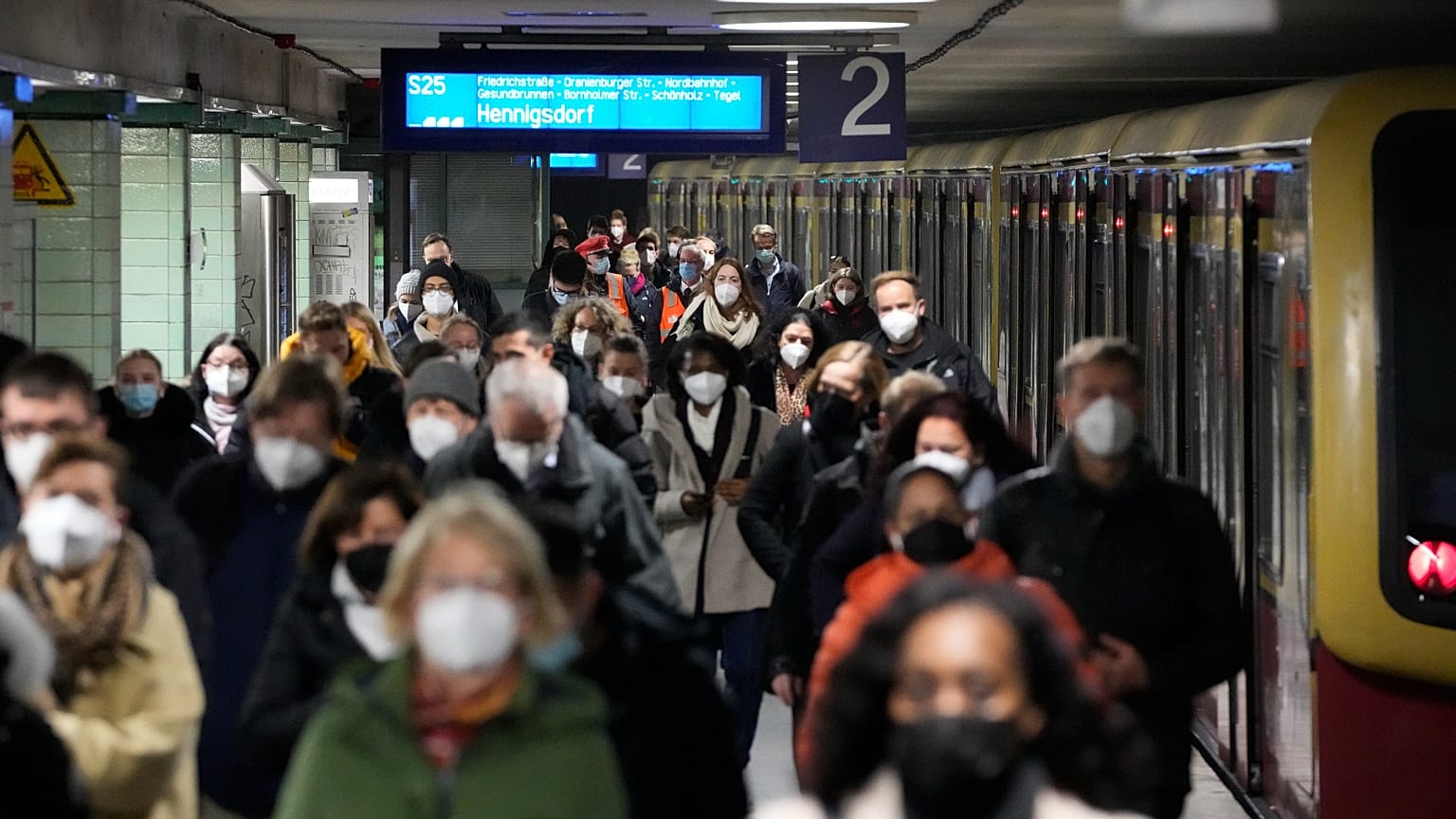 Almanya'nın başkenti Berlin'de Brandenburger Tor metro durağı 