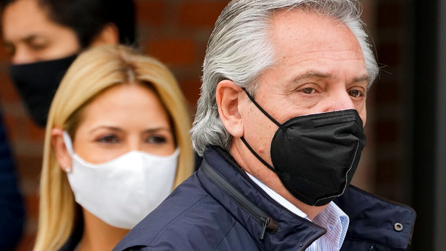 Alberto Fernández y su esposa acuden a votar en Buenos Aires