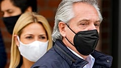 Alberto Fernández y su esposa acuden a votar en Buenos Aires