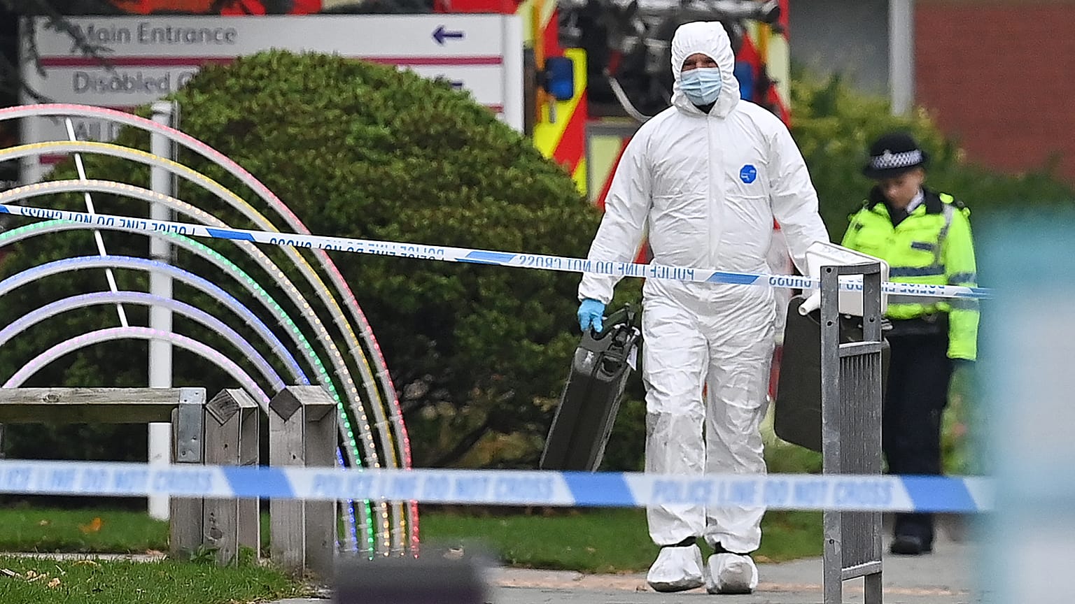 Ermittler vor dem Women's Hospital in Liverpool