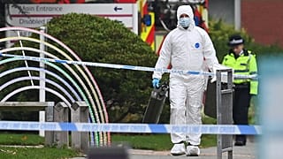 Ermittler vor dem Women's Hospital in Liverpool