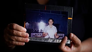 Beatriz Delgado sostiene una foto sin fecha de ella misma trabajando en la cocina de una casa del Opus Dei, 4/11/2021, Buenos Aires, Argentina