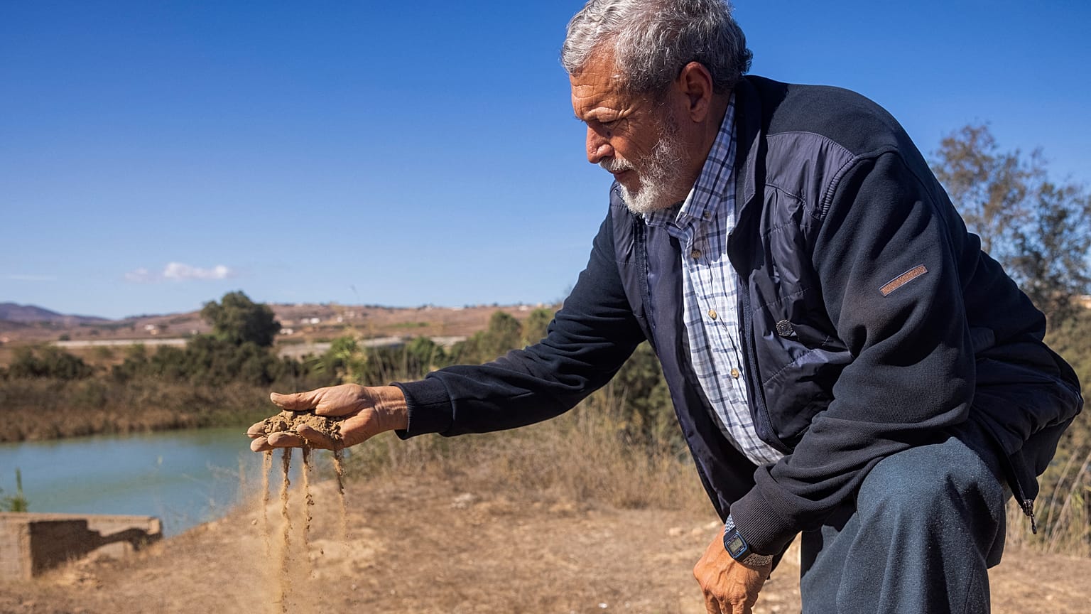 L'écologiste Mohamed Benata montre la terre stérile à l'embouchure de la Moulouya, au nord-est du Maroc