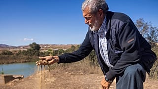 L'écologiste Mohamed Benata montre la terre stérile à l'embouchure de la Moulouya, au nord-est du Maroc