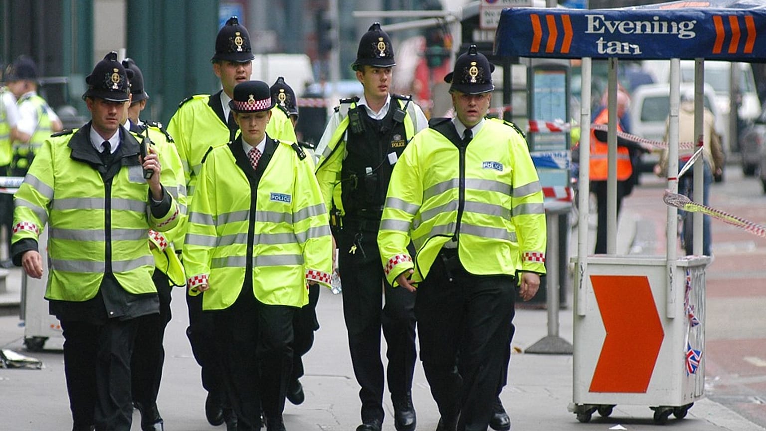 Patlamadan sonra olay yerindeki İngiliz polisleri
