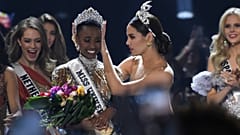 كاتريونا جراي ملكة جمال العالم الفلبينية 2018 تتوج زوزيبيني تونزي ملكة جمال العالم 2019 جنوب إفريقيا خلال مسابقة ملكة جمال العالم لعام 2019 في أتلانتا، جورجيا الولايات المتحدة